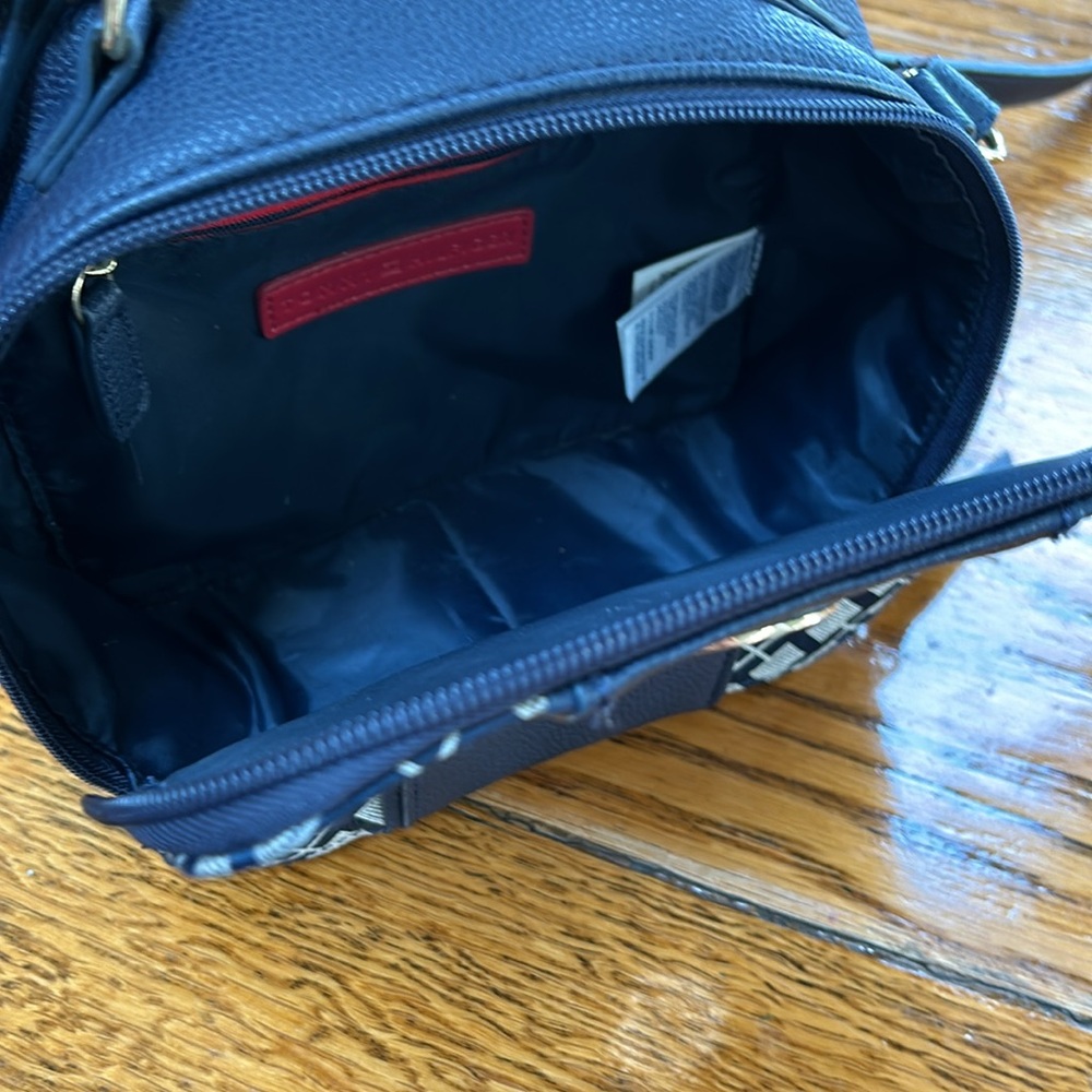Tommy Hilfiger navy blue crossbody purse.  Zip close. Great condition. - Picture 4 of 11